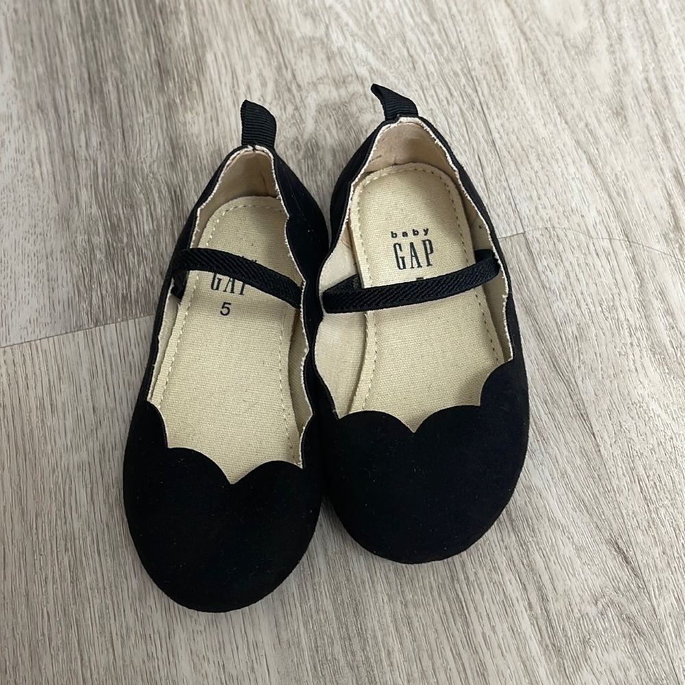 Gap Black Scalloped Ballet Flat (Worn ONCE)